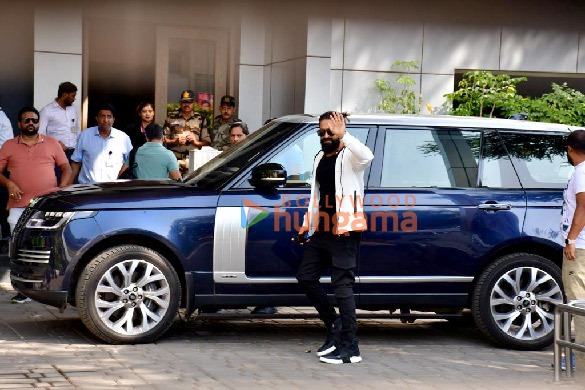 photos ajay devgn and yash snapped at kalina airport 4