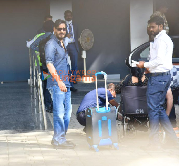 photos ajay devgn snapped with his mother at kalina airport 4