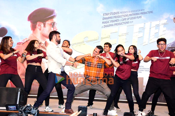 photos akshay kumar and emraan hashmi promote their film selfiee at a college in juhu 2