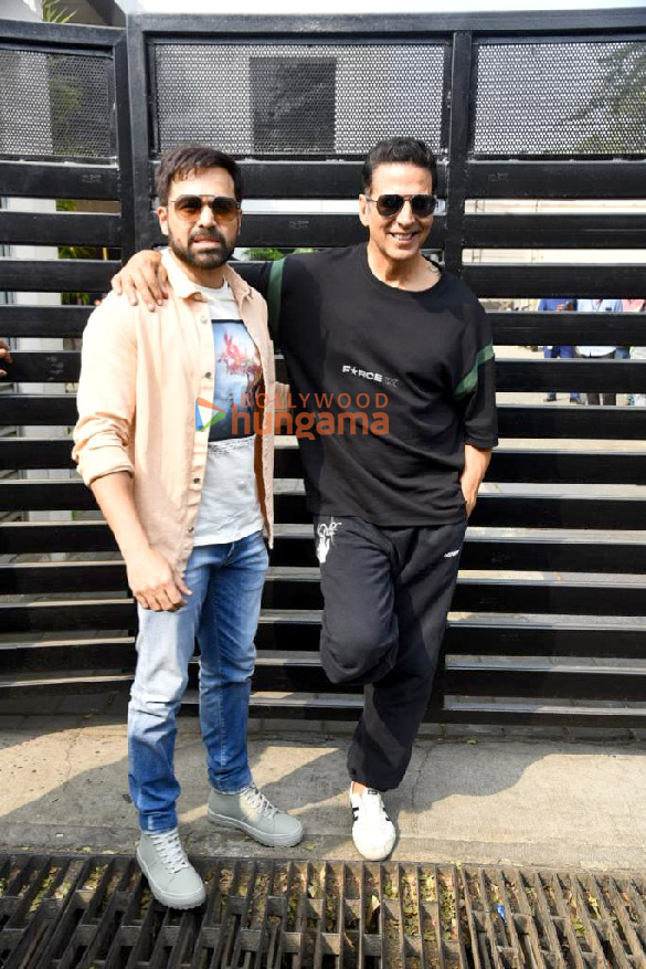 photos akshay kumar and emraan hashmi spotted at the kalina airport promoting selfiee 3
