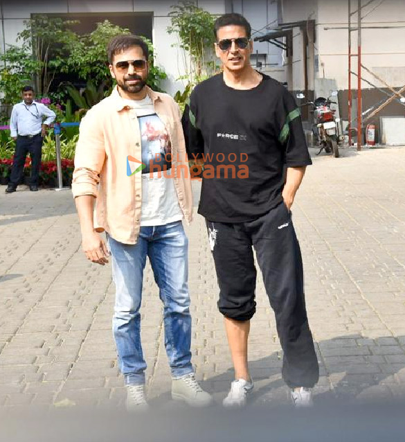 photos akshay kumar and emraan hashmi spotted at the kalina airport promoting selfiee 5