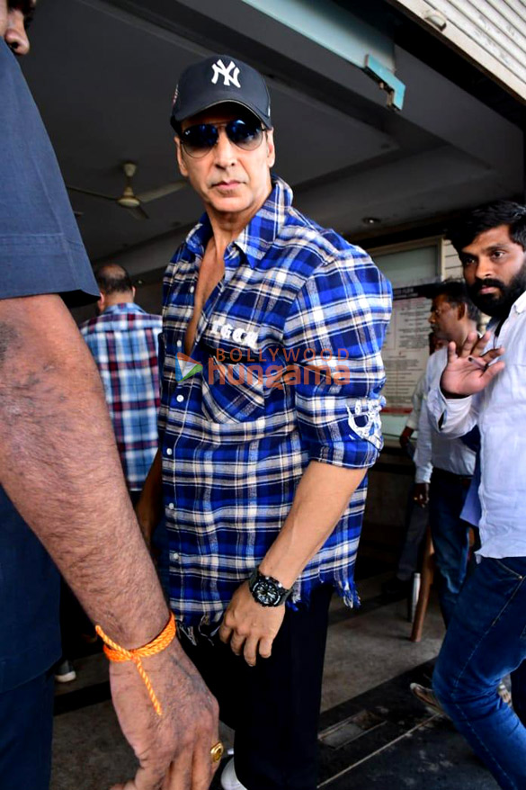 Photos: Akshay Kumar snapped at Andheri RTO office for his international driving license Photos: Akshay Kumar snapped at Andheri RTO office for his international driving license