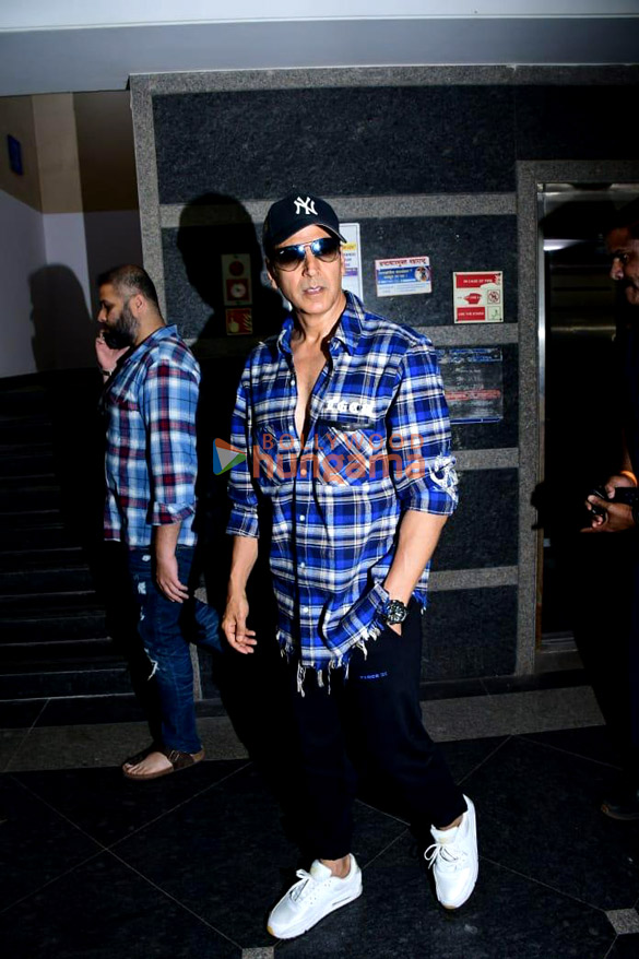 photos akshay kumar snapped at andheri rto office for his international driving license 6