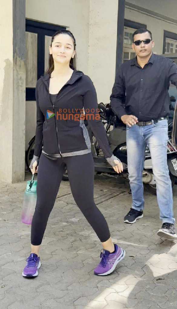 photos alia bhatt spotted in bandra 2 5