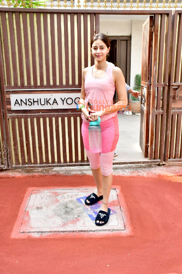 Photos: Ananya Panday spotted at Anshuka Yoga in Bandra Photos: Ananya Panday spotted at Anshuka Yoga in Bandra