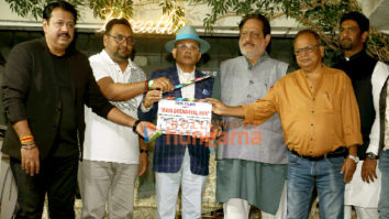 Photos: Annu Kapoor and crew of Main Deendayal Hun attend the film’s muharat shot