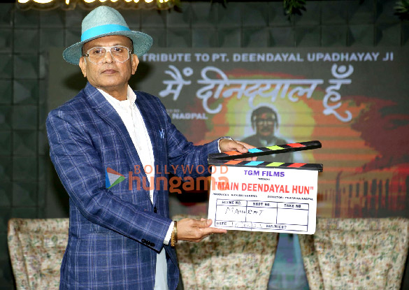 photos annu kapoor and crew of main deendayal hun attend the films muharat shot 2