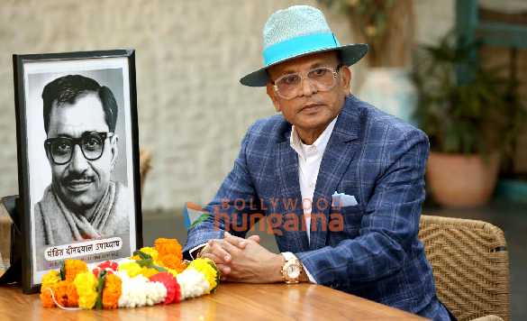 photos annu kapoor and crew of main deendayal hun attend the films muharat shot 3