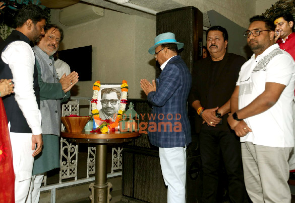 photos annu kapoor and crew of main deendayal hun attend the films muharat shot 4