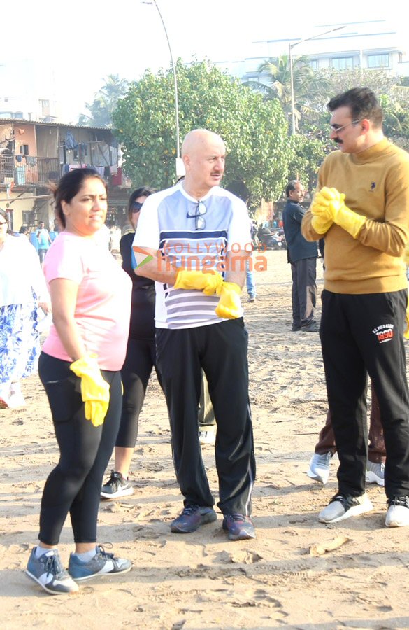 photos anupam kher nargis fakhri and the team of shiv shastri balboa snapped cleaning up versova beach 4