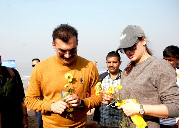 photos anupam kher nargis fakhri and the team of shiv shastri balboa snapped cleaning up versova beach 5
