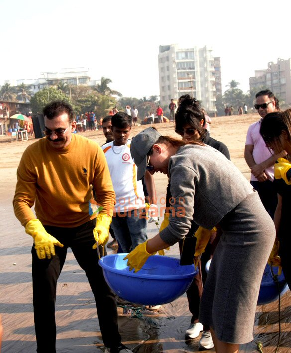 photos anupam kher nargis fakhri and the team of shiv shastri balboa snapped cleaning up versova beach 8