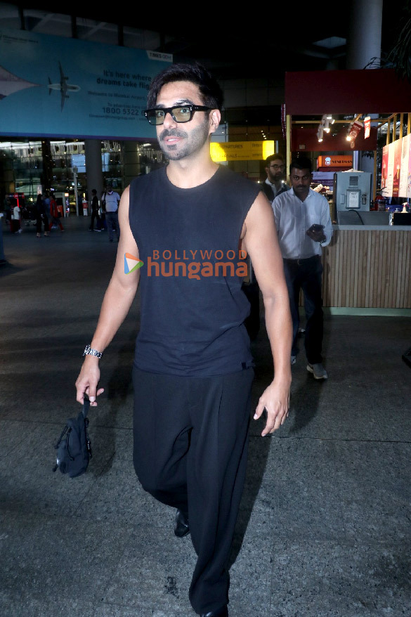 photos anushka sharma virat kohli sanjay dutt and others snapped at the airport 4 3