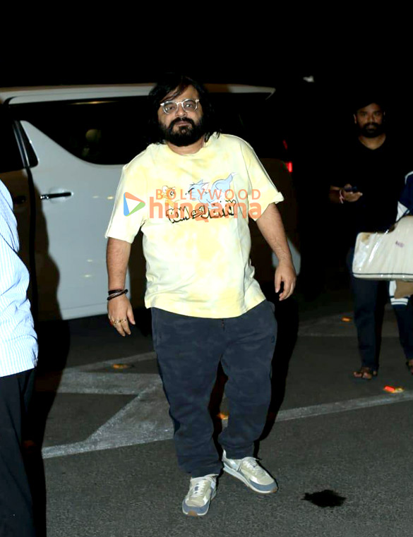 photos anushka sharma virat kohli sanjay dutt and others snapped at the airport 4
