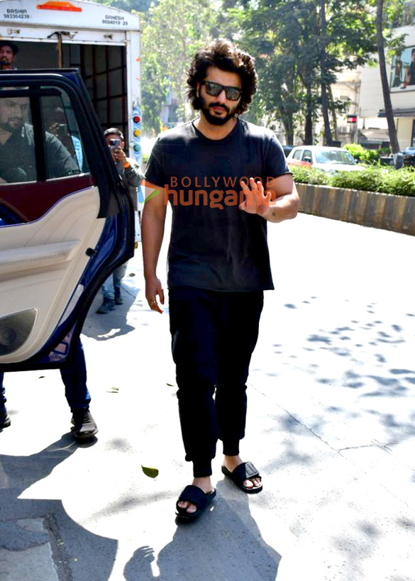 photos arjun kapoor spotted at a clinic in santacruz 5