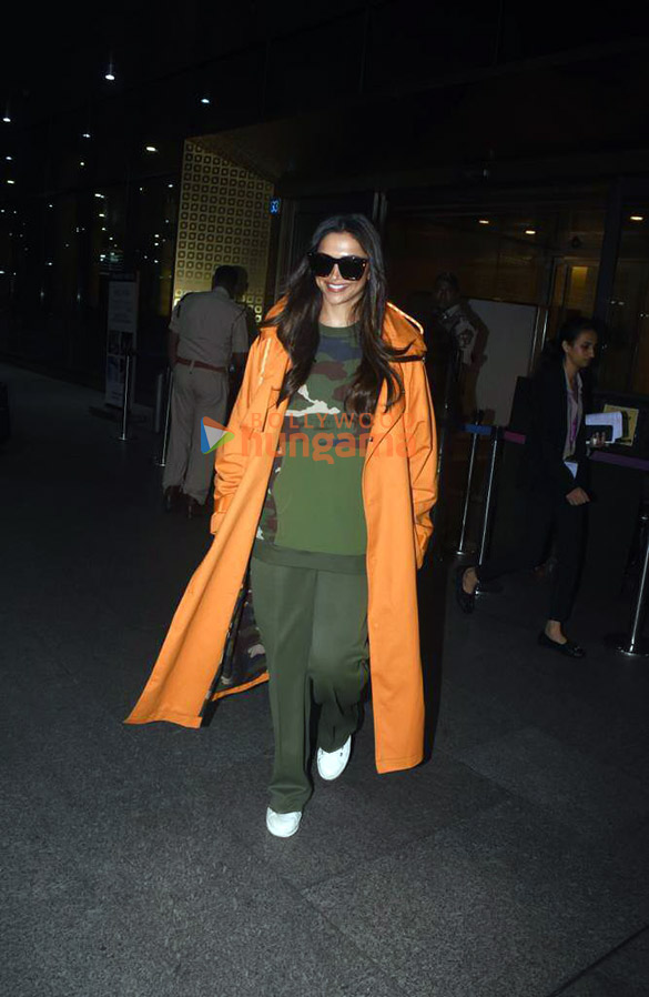 photos deepika padukone snapped at the airport 5 4