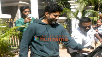 Photos: Farhan Akhtar spotted in Bandra