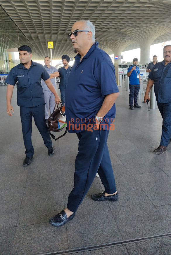 photos janhvi kapoor khushi kapoor and boney kapoor snapped at the airport 1 2