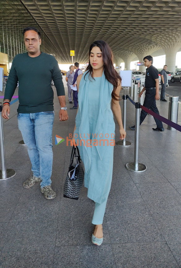 photos janhvi kapoor khushi kapoor and boney kapoor snapped at the airport 5