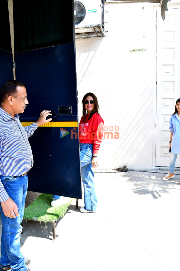 photos kareena kapoor khan spotted at mehboob studio in bandra 1 4