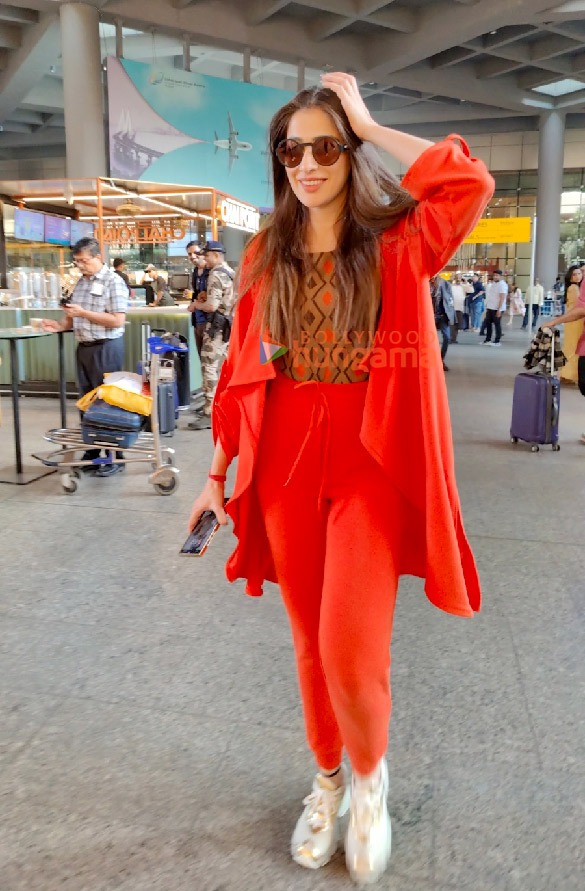 photos kartik aaryan kriti sanon shriya saran and others snapped at the airport