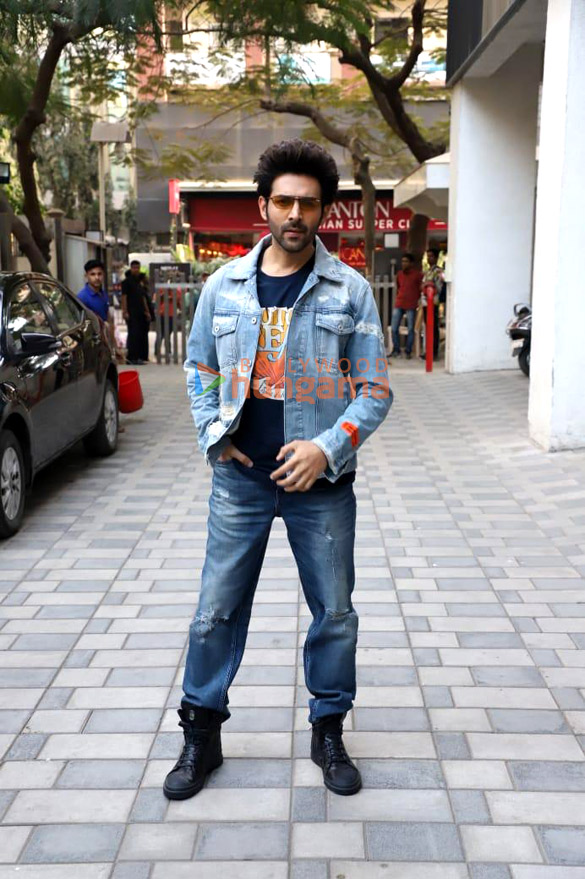 photos kartik aaryan and kriti sanon snapped promoting their film shehzada 3 2