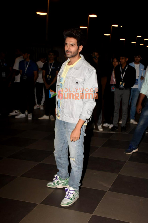 photos kartik aaryan and kriti sanon snapped promoting their film shehzada 5