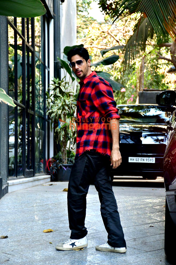 photos kartik aaryan and sidharth malhotra snapped at maddock films office 6