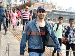 Photos: Kartik Aaryan snapped at Versova jetty