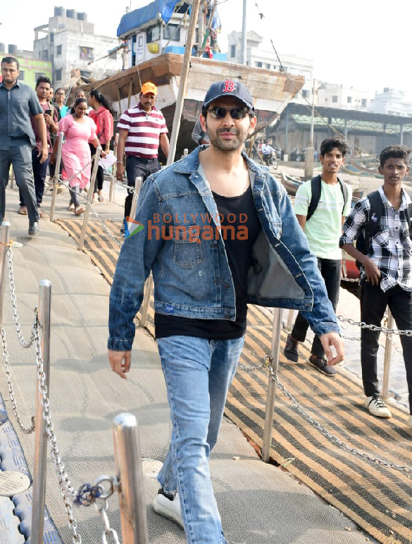 Photos: Kartik Aaryan snapped at Versova jetty Photos: Kartik Aaryan snapped at Versova jetty