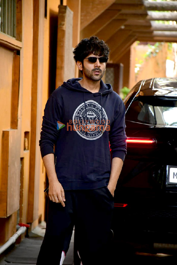 photos kartik aaryan snapped at a dance class in juhu 2 3