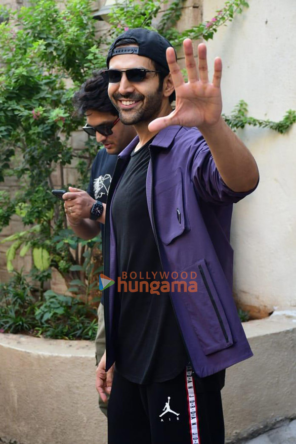 photos kartik aaryan snapped at a dance class in juhu 2 2