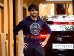Photos: Kartik Aaryan snapped at a dance class in Juhu