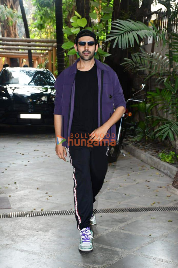 Photos: Kartik Aaryan snapped at a dance class in Juhu