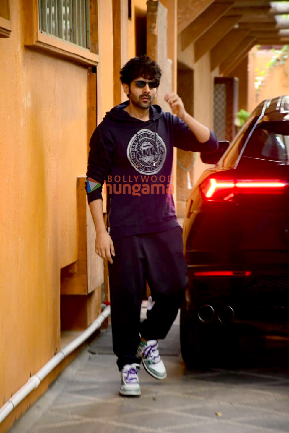 photos kartik aaryan snapped at a dance class in juhu 5 3