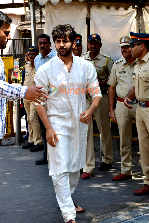 photos kartik aaryan visits siddhivinayak temple to seek blessings on the release day of shehzada 2