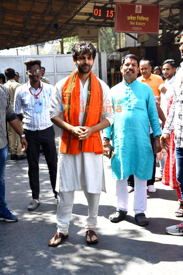 photos kartik aaryan visits siddhivinayak temple to seek blessings on the release day of shehzada 5