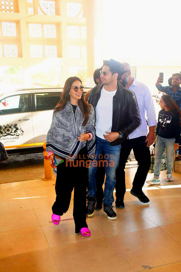 photos kiara advani and sidharth malhotra snapped at the airport after their marriage 5