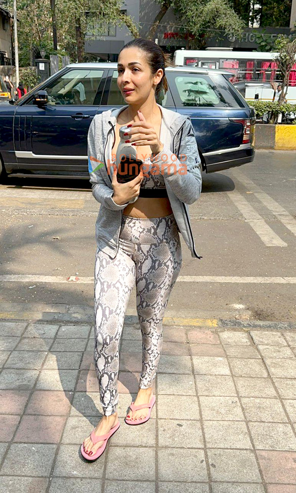 photos malaika arora snapped outside diva yoga in bandra 3 29