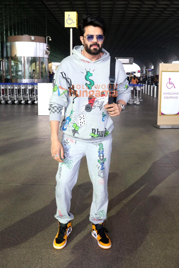 photos nushrratt bharuccha janhvi kapoor maniesh paul and others snapped at the airport 3