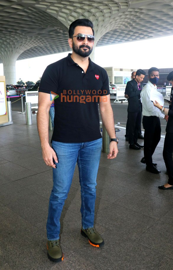photos nushrratt bharuccha janhvi kapoor maniesh paul and others snapped at the airport 6