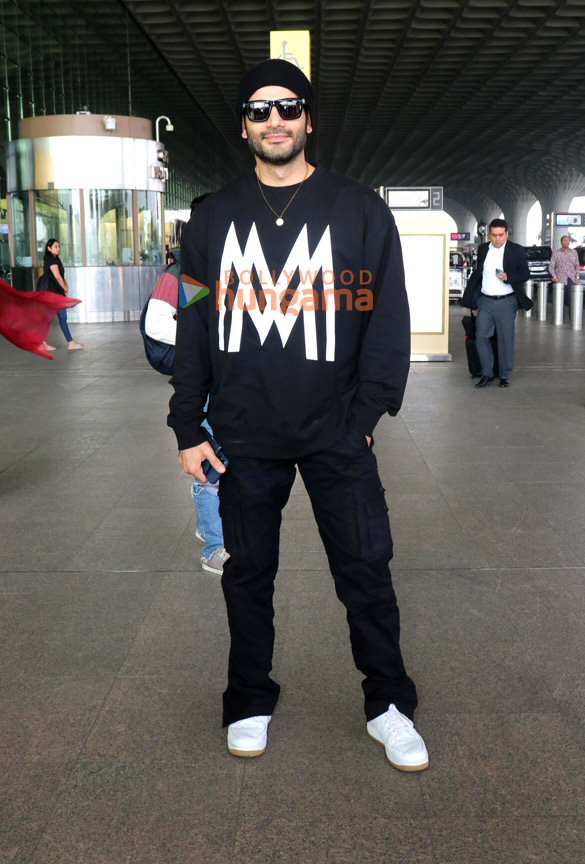 photos nushrratt bharuccha janhvi kapoor maniesh paul and others snapped at the airport 7