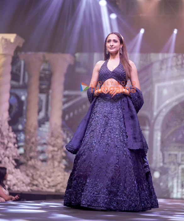 photos rakul preet singh jackky bhagnani and others grace the teach for change fundraising fashion show 6