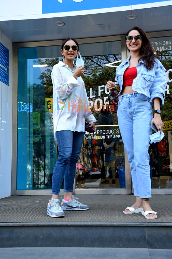 photos rakul preet singh and pragya jaiswal snapped in andheri 1