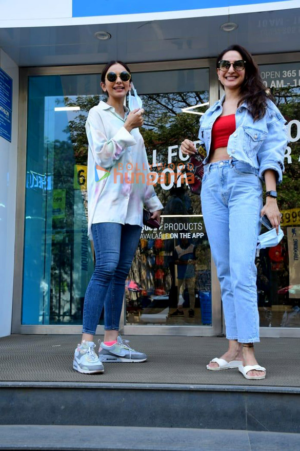 photos rakul preet singh and pragya jaiswal snapped in andheri 3