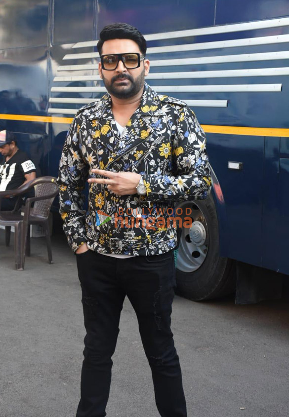 photos ranbir kapoor and anubhav singh bassi snapped promoting tu jhoothi main makkaar on the sets of the kapil sharma show 1