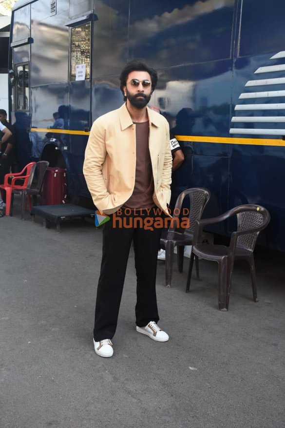 photos ranbir kapoor and anubhav singh bassi snapped promoting tu jhoothi main makkaar on the sets of the kapil sharma show 2