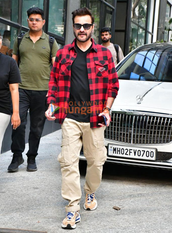 photos sanjay kapoor snapped at maddock office in santacruz 3