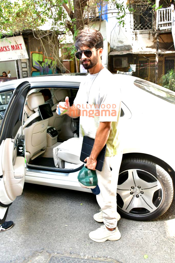 Photos: Shahid Kapoor snapped at a cafe in Bandra Photos: Shahid Kapoor snapped at a cafe in Bandra