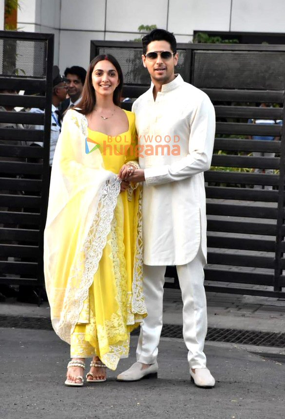 Photos: Sidharth Malhotra and Kiara Advani snapped at the Kalina airport Photos: Sidharth Malhotra and Kiara Advani snapped at the Kalina airport